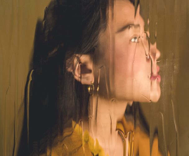 modelo-asiatico-posar-en-estudio